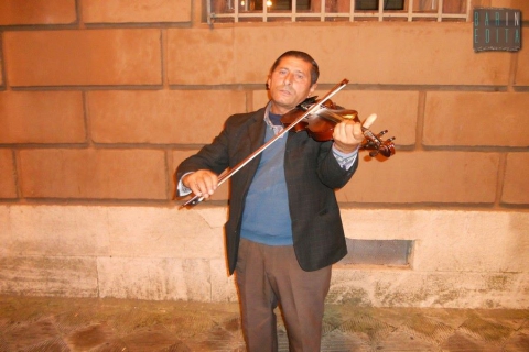 Bari, ogni giorno con il suo violino davanti al Piccinni: � Paulo, il suonatore del Corso